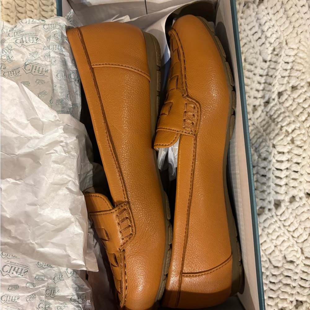 NEW in BOX!! Cliffs by White Mountain Loafers for Women